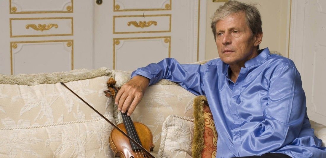 I nostri Auguri di Natale! Il Violinista UTO UGHI con I FILARMONICI di ROMA al Teatro Petruzzelli