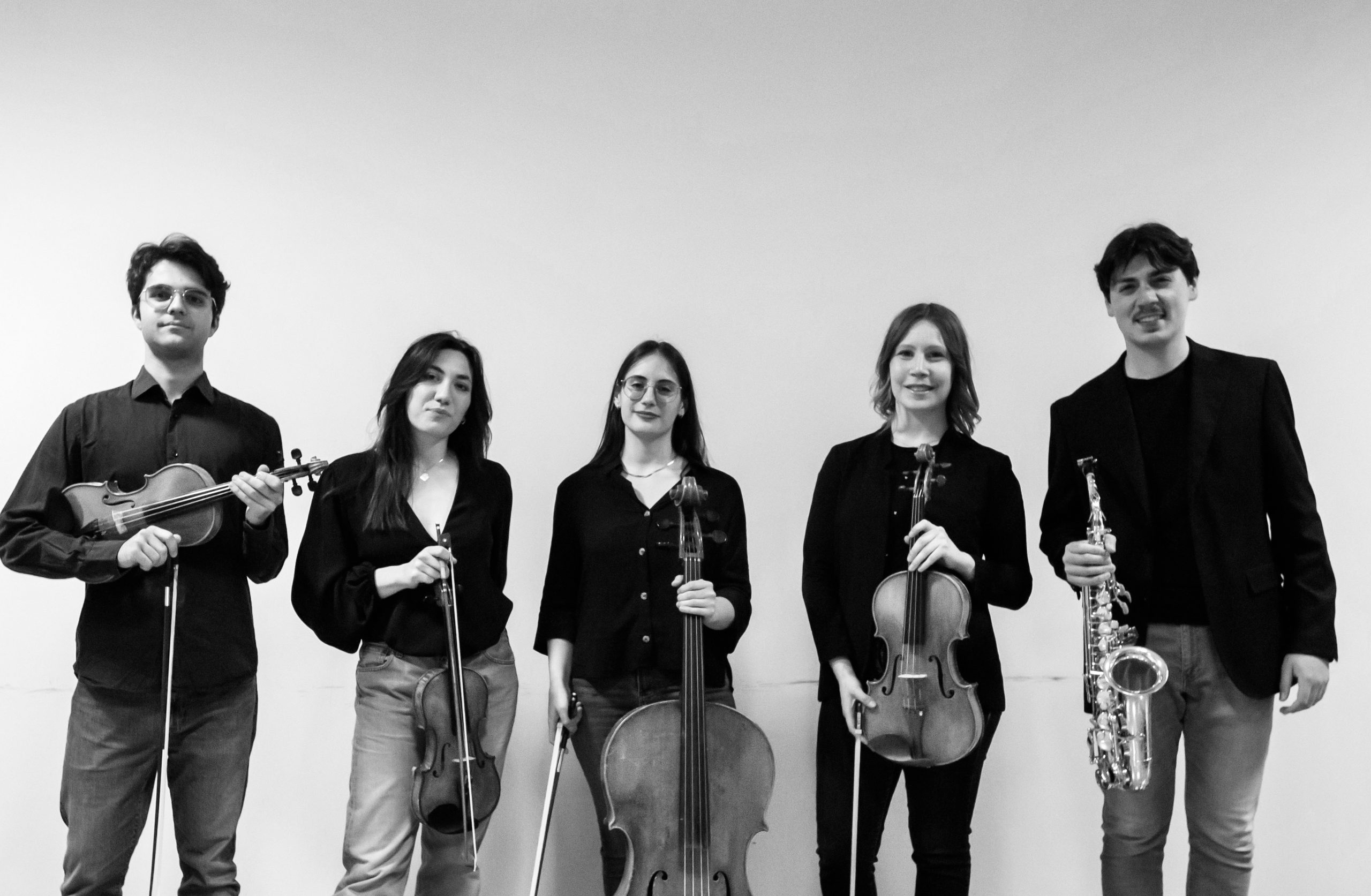 “Quintetto Aretè” Clara De Santis, violinista – Costantino Rucci, violinista – Annalisa Sampietro, violista – Benedetta Modugno, violoncellista – Antonio Bruno, sassofonista