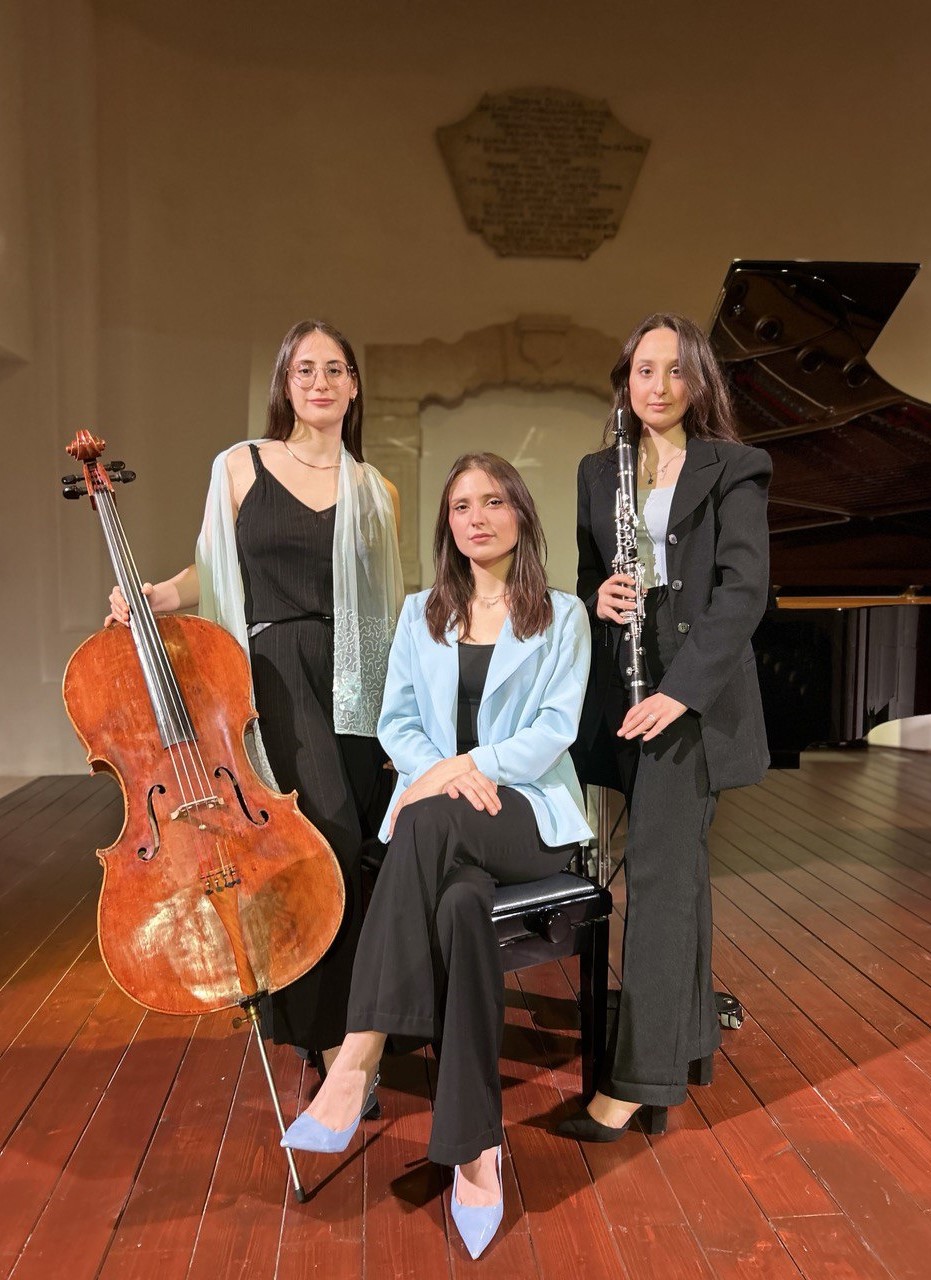 “Trio Aura” Rosa Popolo, clarinettista – Benedetta Modugno, violoncellista – Laura Licinio, pianista